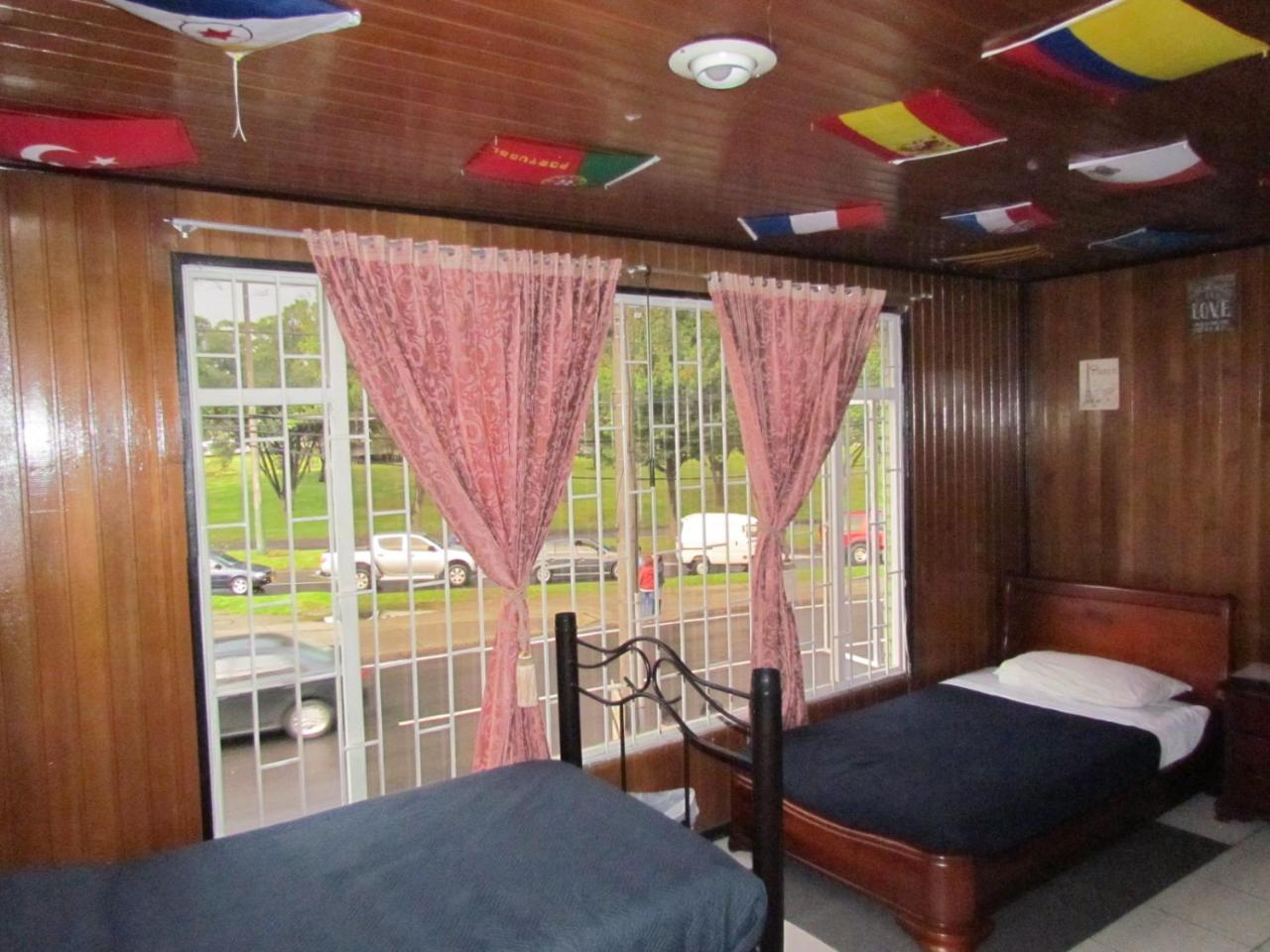 Como En Casa! Restaurante Y Hostal Bogota Ngoại thất bức ảnh